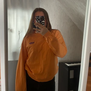 Orange sweatshirt - En väldigt fin, orange sweatshirt från Junkyard, i storlek S. Använd ungefär 5 gånger. Säljer den eftersom den inte kommer till användning <33 250 kr + 66 kr frakt 