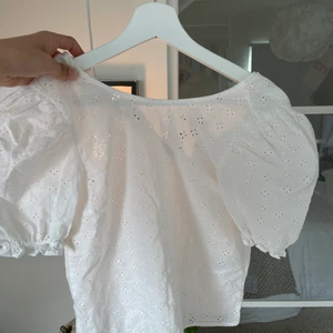 Blus från H&M - Denna superfina blus från H&m med lite puff i ärmarna. Nypris: ca 150kr 