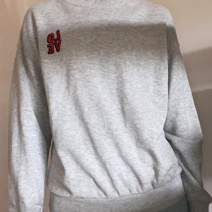 Tröja från Gina Tricot - - collage tröja - bra skick - Stl XS - 40° tvätt - nypris 349kr