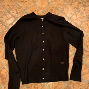 Jätte snygg och gullig svart kofta från Lindex i stl S - Så snygg köpt för cirka 300kr