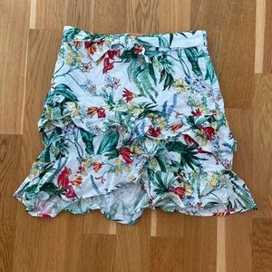 Somrig kjol - Detta är en somrig kjol som har dragkedja på sidan. Den är i storleken 140 som sägs vara för 10 åriga. Den är bara använd ca 1 gång. Den säljs för 140kr + frakt