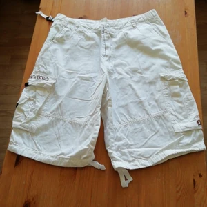 Billabong shorts - Lite slitna. Kontakta mig ifall du är intresserad av att köpa fler kläder av mig för en kombinerad frakt. 