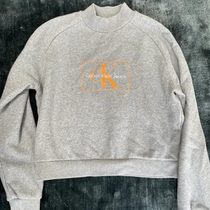 Calvin Klein tröja stl S - Grå tröja från Calvin Klein i storlek small, S. Fint skick!