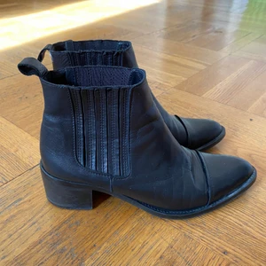 Bianco by Camilla Pihl ankle boots - Använda ett par gånger, lite ”vikmärken” på framsidan. Men inget märkbart slitage. Nypris: 1,299kr säljes pga för stor storlek pris kan diskuteras 