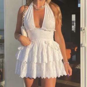 Super fin vit klänning i storlek S. Passar till studenten men även sommaren🤍