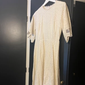 Klänning - Klänning från bondelid. Storlek 36. Köpt för runt 599 och säljer för 120 + frakt.