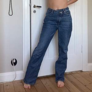 Weekday jeans med sned gylf i storlek 26/32.