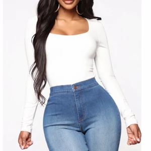 Vit topp XS - S - Fin vit topp från Fashion Nova, inte genomskinlig alls, sitter jättefint, inte prövad och prislappen är kvar.