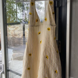 sommarklänning med öppen rygg - Fin mini-sommarklänning med halterneck och öppen rygg. Köpt på bershka i stl s, bra skick använd ett fåtal gånger.