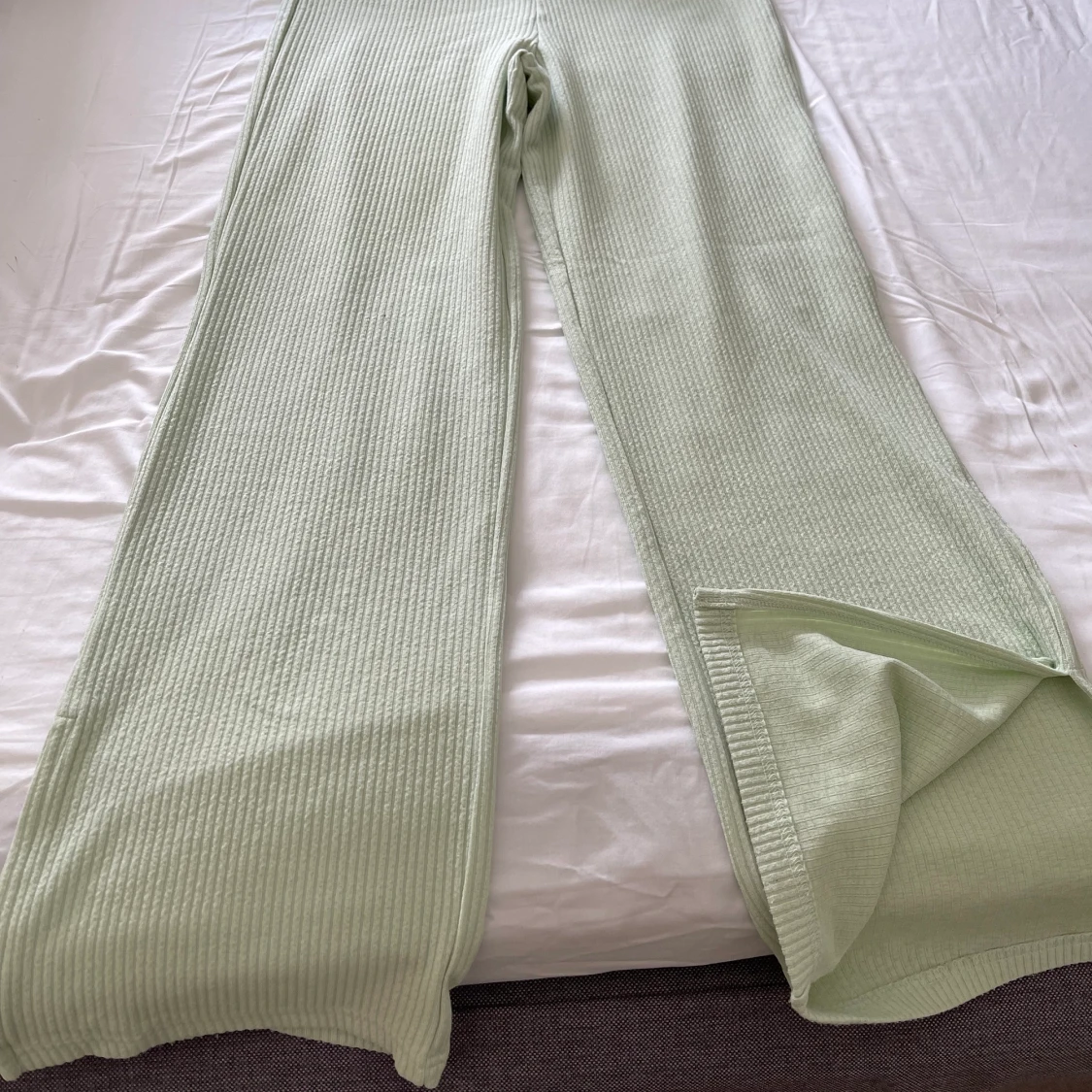 Ribbade gröna mjukisbyxor