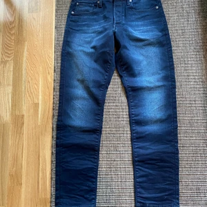 G-Star Jeans herr ”NYA” - Hej! Säljer nu mina G-Star jeans som är helt oanvända med prislappen kvar, storleken var för liten och sen dess har dom bara legat i garderoben.