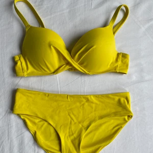 Neon gul bikini  - Bikini i bra skick, säljer pga att den tyvärr är för liten.             OBS! Köparen står för frakt 💕