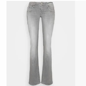 Grå lågmidjade jeans - Säljer mina fina lågmidjade LBT jeans💓De är i 27/32 men stretchiga så passar även mig som brukar ha 29 i midjan! Köpta för 700 kr