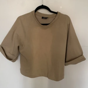 Beige & blå tröja med fleece - En beige och blå kortarmad tröja med fleece på insidan från Kappahl - aldrig använda - beige strl M & blå strl S - 60kr/tröja eller båda för 100kr