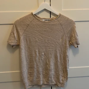 topp - Jätte fin topp från mango. Köpt second hand med omsydd halsringning men inget som syns när den är på!