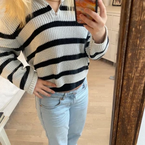 Stickad randig tröja - Jag säljer min jättefina stickade tröja från Lindex i storlek S. Sitter perfekt på mig som vanligtvis har S. Det är bara att skriva vid frågor!🥰