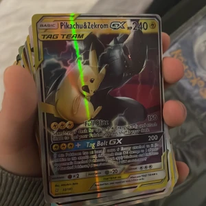 Pokemonkort - Ungefär 100st, Charizards, guldkort, regnbågskort och en del pikachus, plus en låda som följer med. Inte äkta men fortfarande i nyskick och snyggt regnbågsfoliade. Perfekt på väggen eller till lillebrorsan/systern. Alla för 35kr +frakt (Låda kommer med)