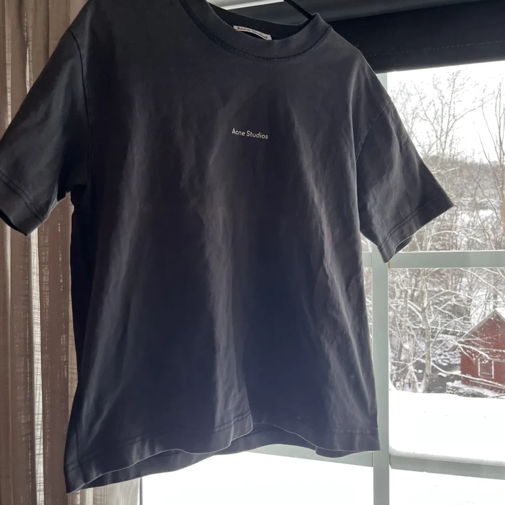 En grå/svart t-shirt från Acne studios . T-shirts.