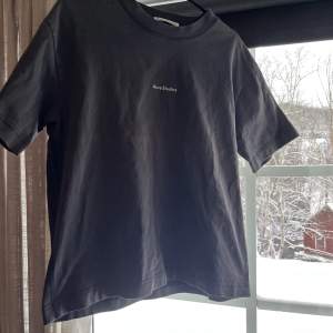 En grå/svart t-shirt från Acne studios 