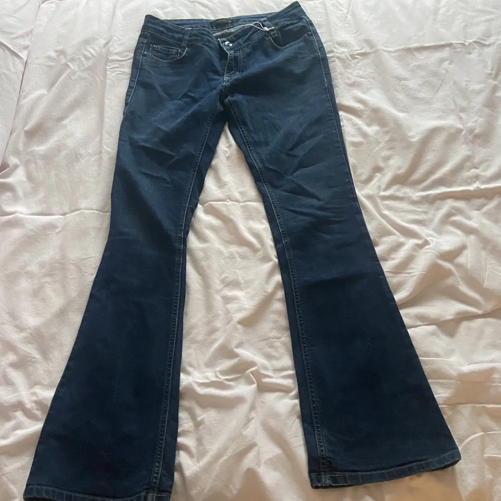 Mörkblå jeans från Stockh lm som va för stora på mig i midjan och i längden så har aldrig använt dem😁tror de skulle passa ngn som normalt har 29 i midjan! . Jeans & Byxor.