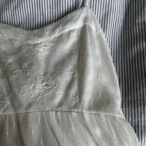 STUDENTKLÄNNING - Säljer denna super söta klänning från Abercrombie and Fitch. Perfekta studentklänningen eller allmän sommarklänning. Det är abercrombie Kids L vilket  typ motsvarar XXs 