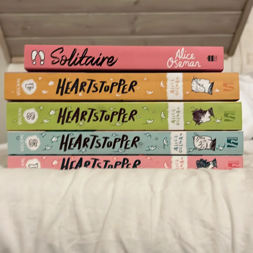 Alla fyra volymer av heartstopper och Solitare då jag inte är ett fan längre och lyckades aldrig läsa klart Solitare. Köps för 300 kr i ett pack och 60 kr styck. Övrigt.