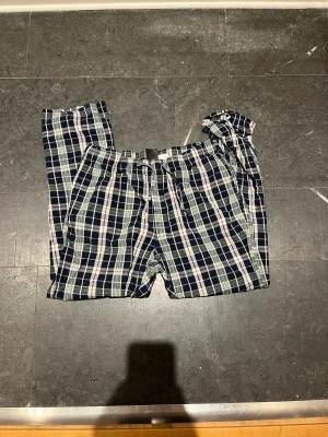 h&m pyjamasbyxor strl m - superfina pyjamasbyxor som inte kommer till någon större användning. inga defekter. h&m herr storlek m. sitter bra i längden på mig som är 160. försten till kvarn! ❤️