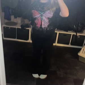 T-shirt - En t-shirt med fjärilar o glitter på, på baksidan så e det några sträck