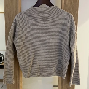 Tröja H&M - Beige ribbad tröja från H&M i bomull. Någon noppa finns men i jättefint skick i övrigt. 