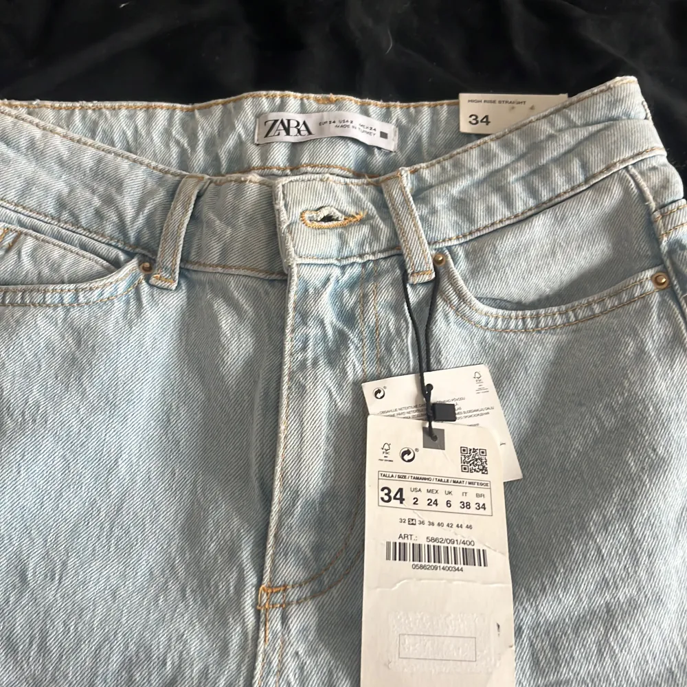Säljer dessa Zara jeans i storlek 34. Passformen är highwaist straight leg. De är helt oanvända. Säljer de pågrund av att de inte passar mig. Säljer de för 450kr men kan diskutera priset vid snabb affär.. Jeans & Byxor.