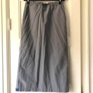 Sportig kjol med slits back och fickor 