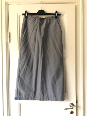 Sportig grå kjol  - Sportig kjol med slits back och fickor 