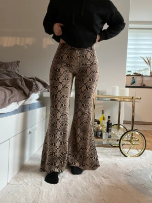 Byxor Zara - Otroligt snygga byxor från Zara! Sitter väldigt fint på kroppen och ger ett fint fall nertill. Använda en gång.