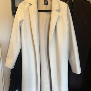 Kappa från Zara - En jättefin kappa från zara. Använd fåtal gånger! I storlek L men liten i storleken, skulle säga mer som en M