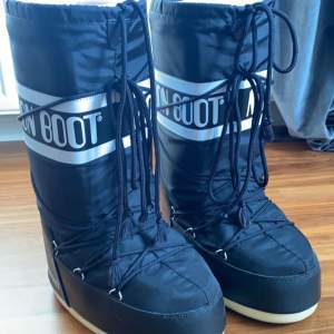 Säljer min Moon boots som jag andvänt ett fåtal gånger💕 storlek 39/41 kom privat för mer info🫶🏼 ( köparen står för frakt) 