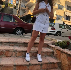 Denimklänning vit  - Vit denimklänning från H&m, ord. Pris 400kr. Jag är 165cm.