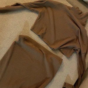 Set - Ett set ifrån Nelly. Använd några gånger men fint skick. Storlek L.  Köparen står för frakt. 