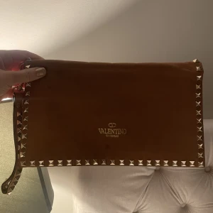 Valentino väska - Brun väska från Valentino med guldiga nitar. Kan skicka fler bilder vid behov😊⚡️