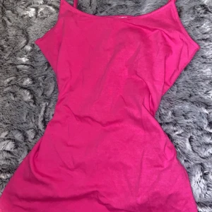 Rosa linne - Super fint rosa linne som är så fint till lågmidjade byxor! Tråden är justerbart ❤️ Har massa mer olika tröjor och byxor till billigt pris så in och kika ❤️