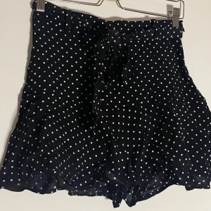 ZARA KJOL **DEL AV SET** - Jättefin minikjol med litet skärp av tyg. Inbyggda shorts. Väldigt fin till sommaren. Aldrig använd, endast testad. Helt ny. Kjolen är en del av ett set. Bodyn som är andra delen finns uppe påken profil. Säljer pga fel storlek. ❤️