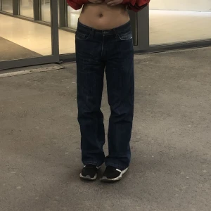 Lågmidjade baggy jeans - Mycket fina jeans i perfekt passform men färgen är inte riktigt min smak. Köpta på läkarmissionen för kanske 1 år sen? Använda flitigt men i fint skick. Vet ej storlek men kanske M/L. Passar mig som bär small