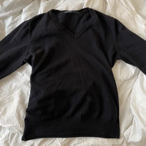 Finstickad tröja - Köpt på secondhand och knappt använd. Storlek L men skulle säga att den passar XS/S