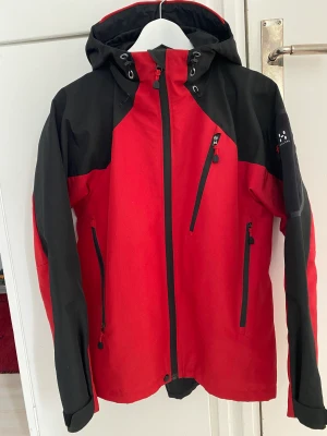 Haglöfs skidjacka - Säljer Haglöfs skaljacka stl 38, mycket fint skick! Bra fickor, även för liftkort.