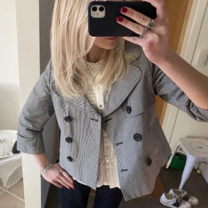 Trekvartsärmad jacka - Världens snyggaste jacka/ kavaj med trekvartsärmar från lindex, nästan aldrig använd och i mycket bra skick🥰