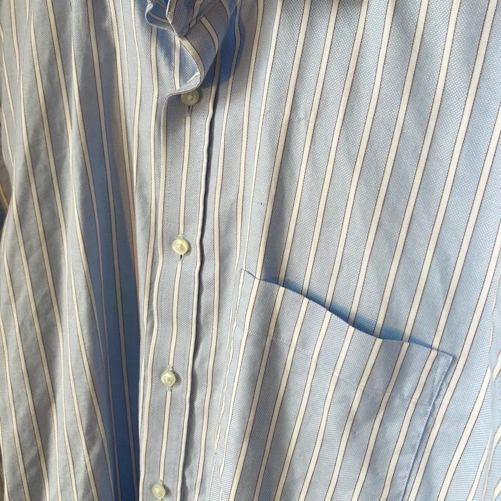 Randig blå skjorta. Storlek L. Jag har använt den som en bekväm klassisk oversize skjorta. Inga fläckar.. Skjortor.