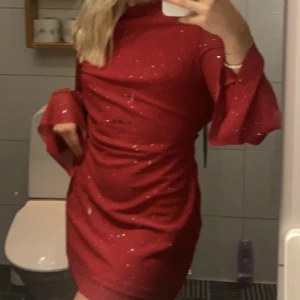 Klänning - Röd skit snygg klänning ifrån shein. Använd en gång. Super fin kvalite!! Köptes för 290 men säljer för 200kr