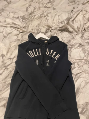Hollister hoodie - Hoodie med dragkedja