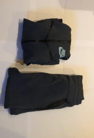 Nike dress - Hej detta är en Nike dress är inte 100%på att den är helt äkta. Men har kollat och tror det. Färg mörkblå, 