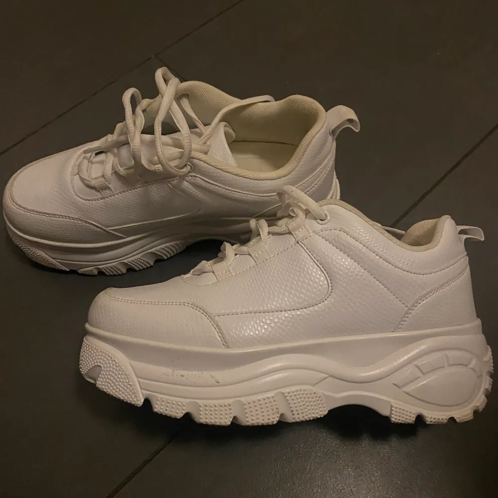 Vita chunky sneakers, använda max 3 gånger så inga märkvärdiga tecken på användning.. Skor.