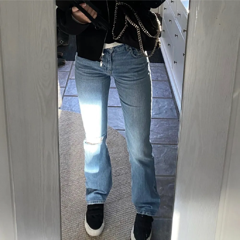 Säljer nu dessa superfina blåa boot cut jeans ifrån Gina tricot. Köpta för 499kr och säljer de nu för 275kr då de knappt används och har inga defekter. Jeansen är i storlek 34 och passar perfekt på mig som är 168🤍🫶🏽. Jeans & Byxor.